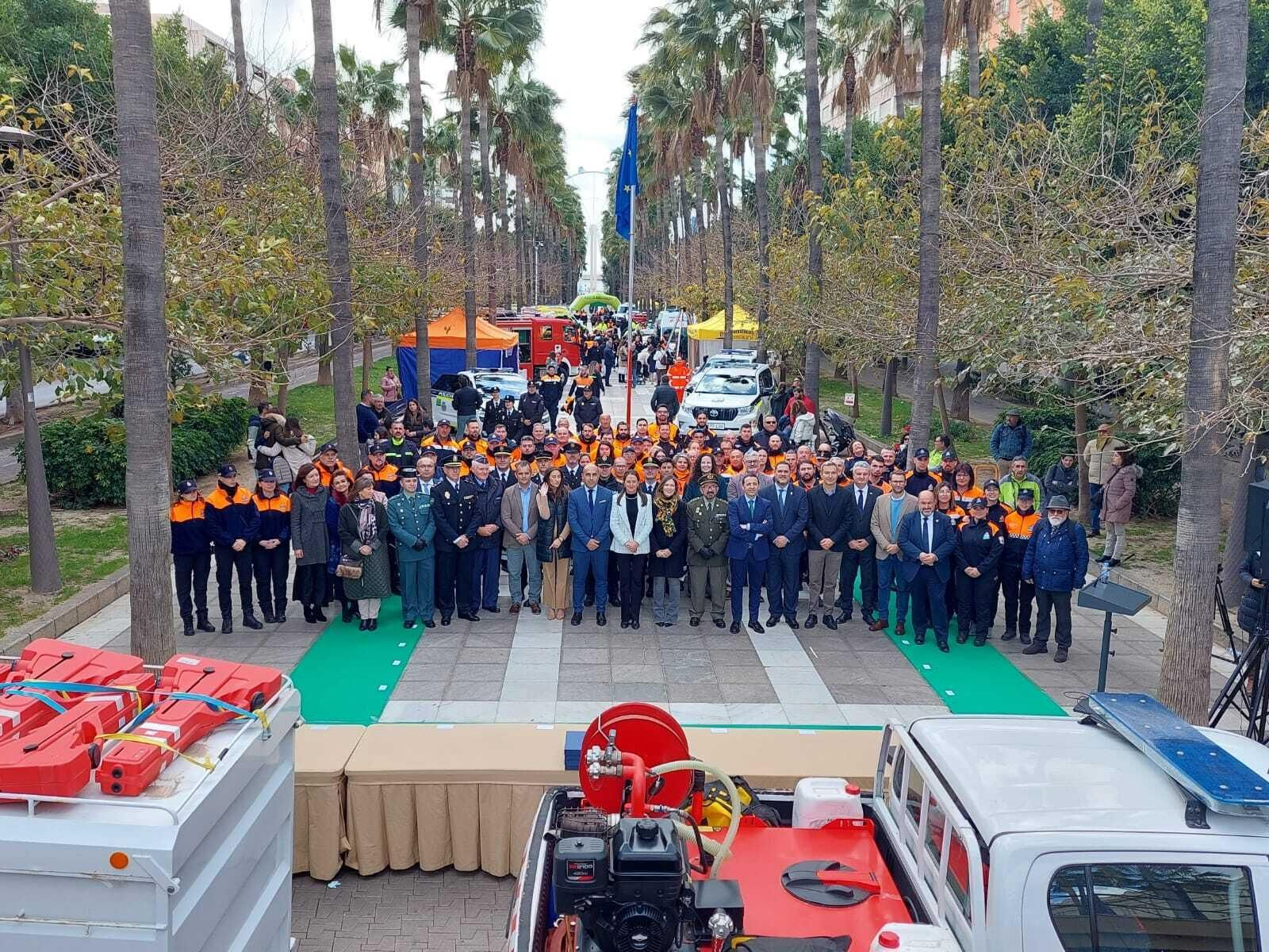 Foto de familia de todos los participantes en el acto conmemorativo hoy en la capital.