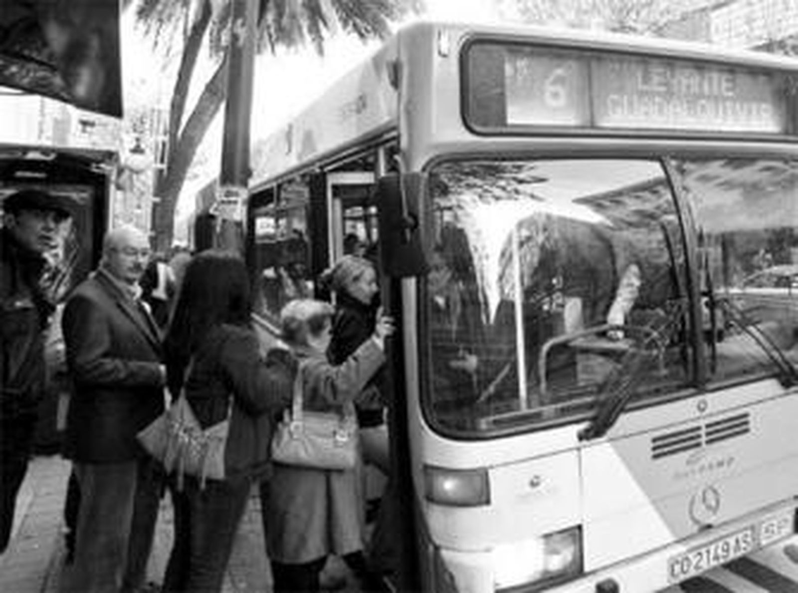 Un grupo de usuarios se monta en un vehículo de la línea 6 en Ronda de los Tejares.