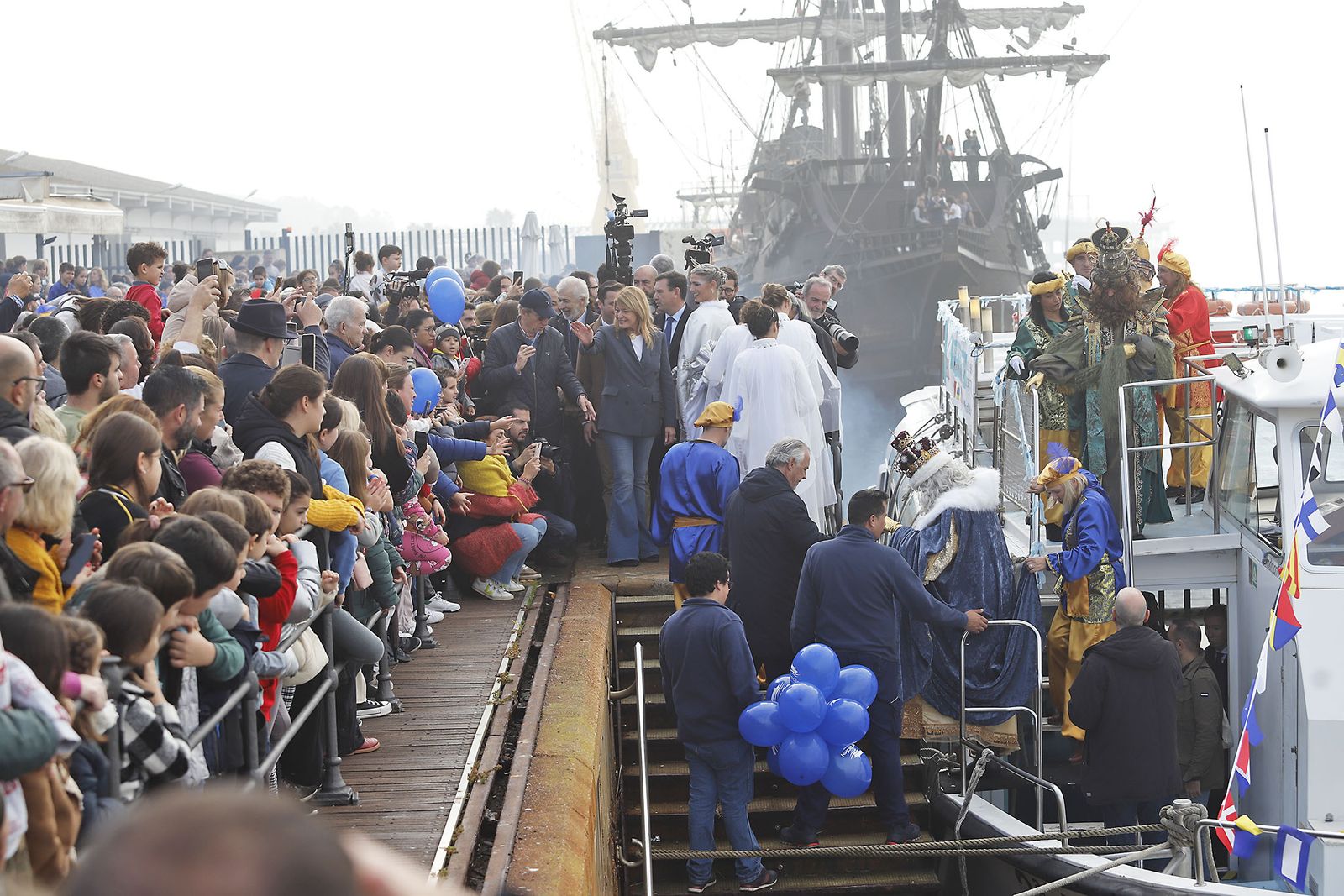 Imágenes de la mágica llegada de los Reyes Magos y la Estrella de la Ilusión a Huelva en barco