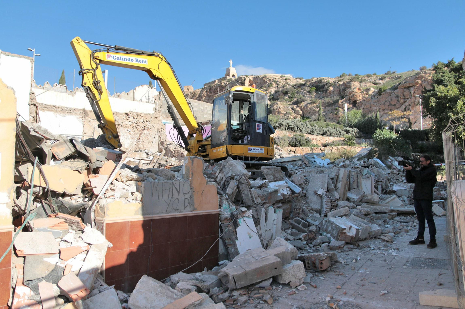 Las imágenes del derribo de las casas del entorno de la Alcazaba
