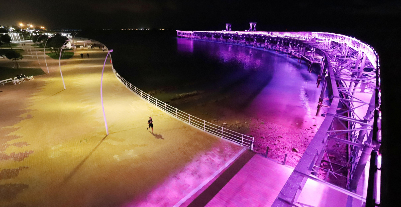 Muelle de la Río Tinto iluminado de morado. Muelle de la Río Tinto iluminado de morado.