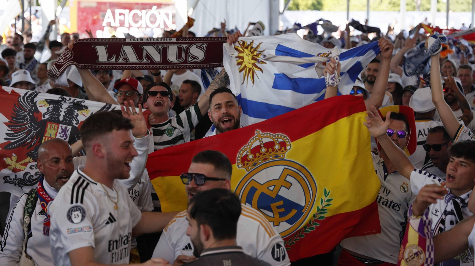 Acicionados del ral Madrid en la fan zone
