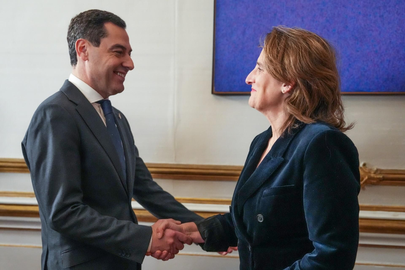 Juanma Moreno y Teresa Ribera se estrechan la mano en el Palacio de San Telmo.