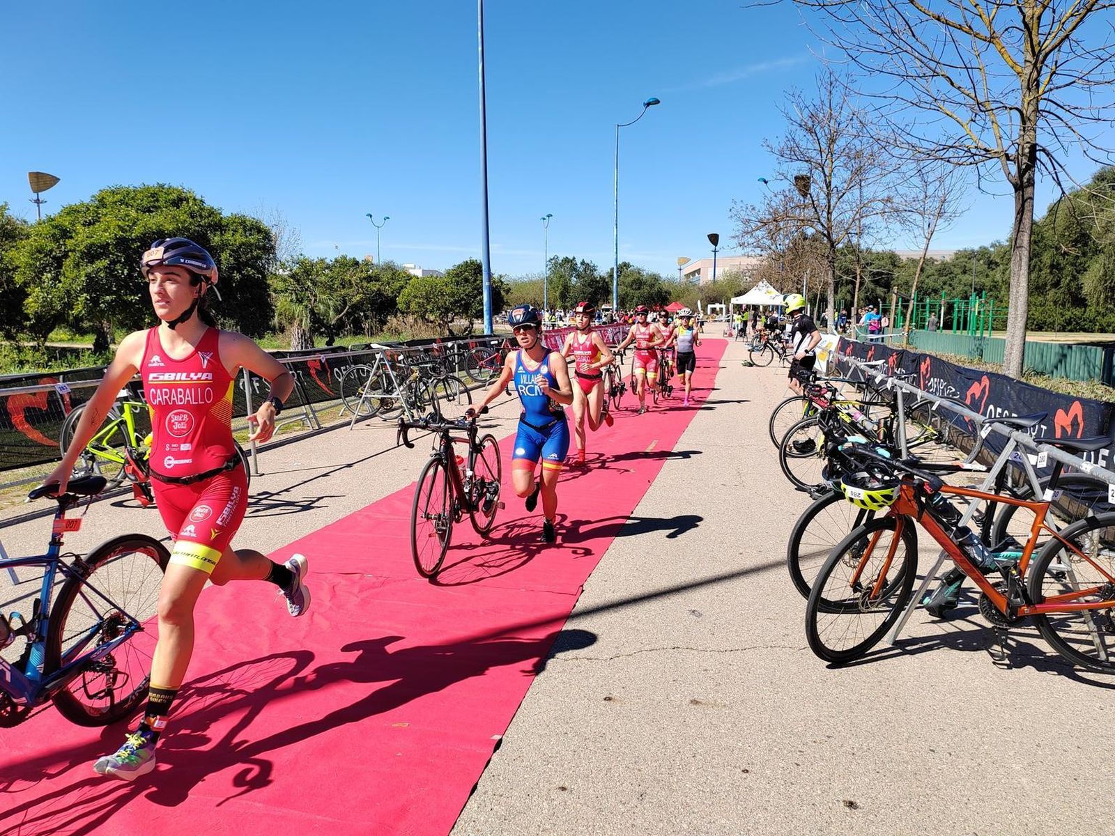 La transición al segmento de ciclismo en la prueba femenina.