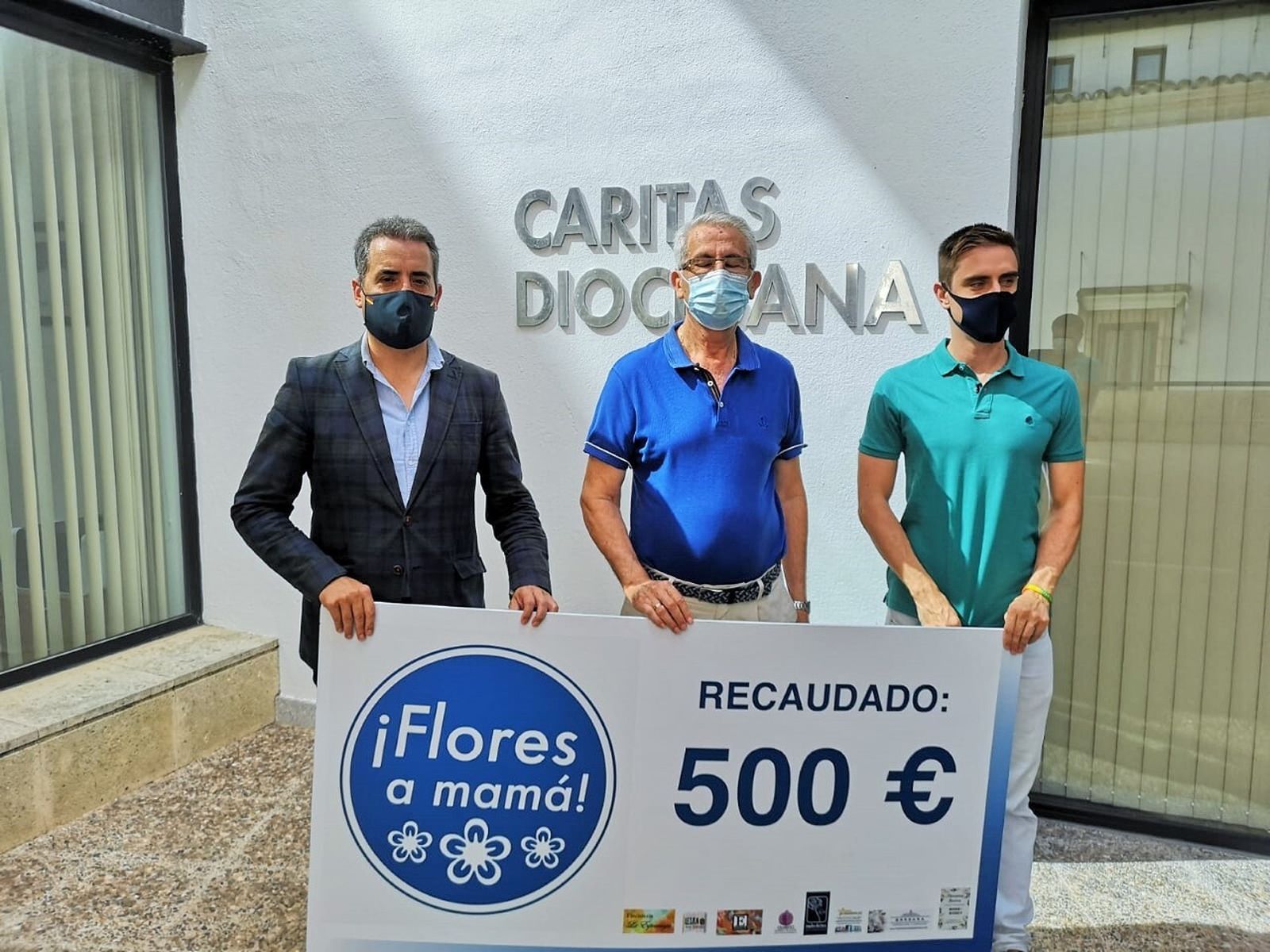 Imagen de la entrega a Cáritas del dinero recaudado con la iniciativa