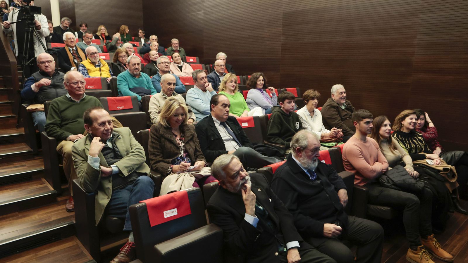 Asistentes a la presentación del libro de Correal, ayer en la Cámara de Comercio.