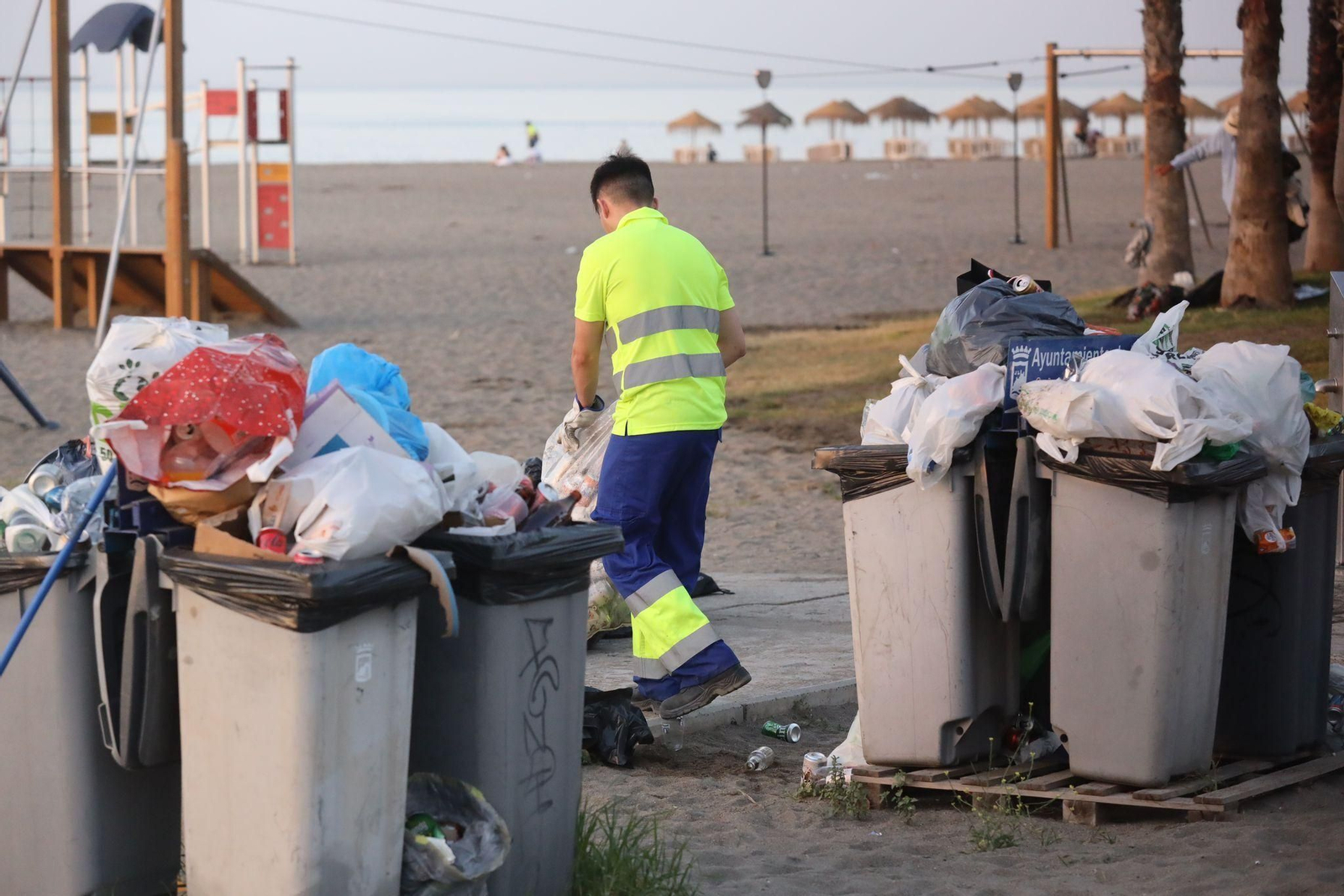 La 'resaca' de la Noche de San Juan en la playa de Huelin en Málaga La 'resaca' de la Noche de San Juan en la playa de Huelin en Málaga