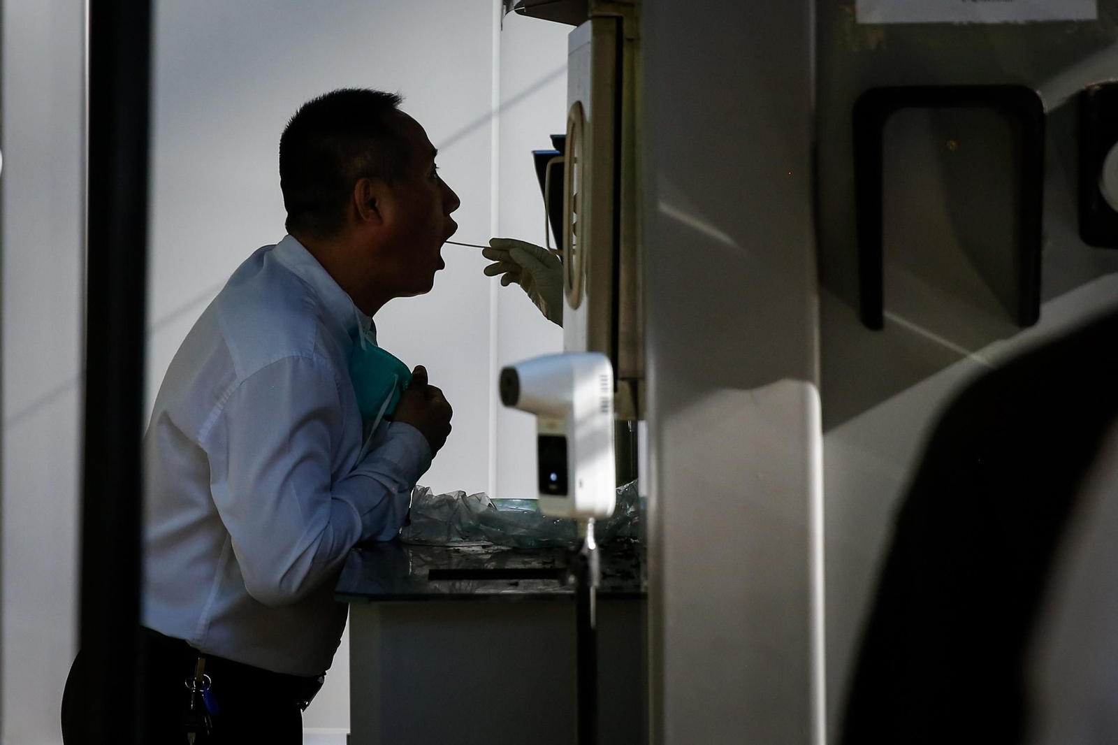 Una persona se somete a un test de antígenos.