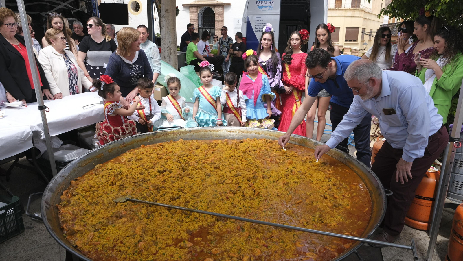Imágenes de la paella popular en las Fiestas de Canjáyar