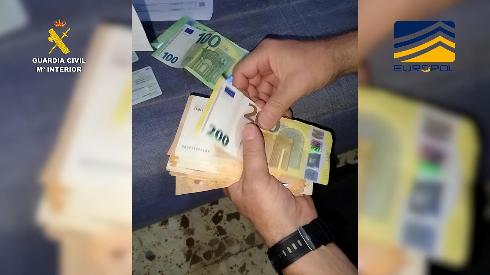Dinero en efectivo incautado durante los registros