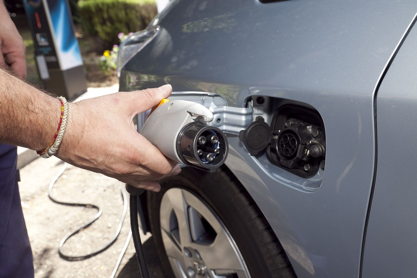 Operación de carga de un vehículo eléctrico, cuyo segmento ha ganado presencia en el mercado.
