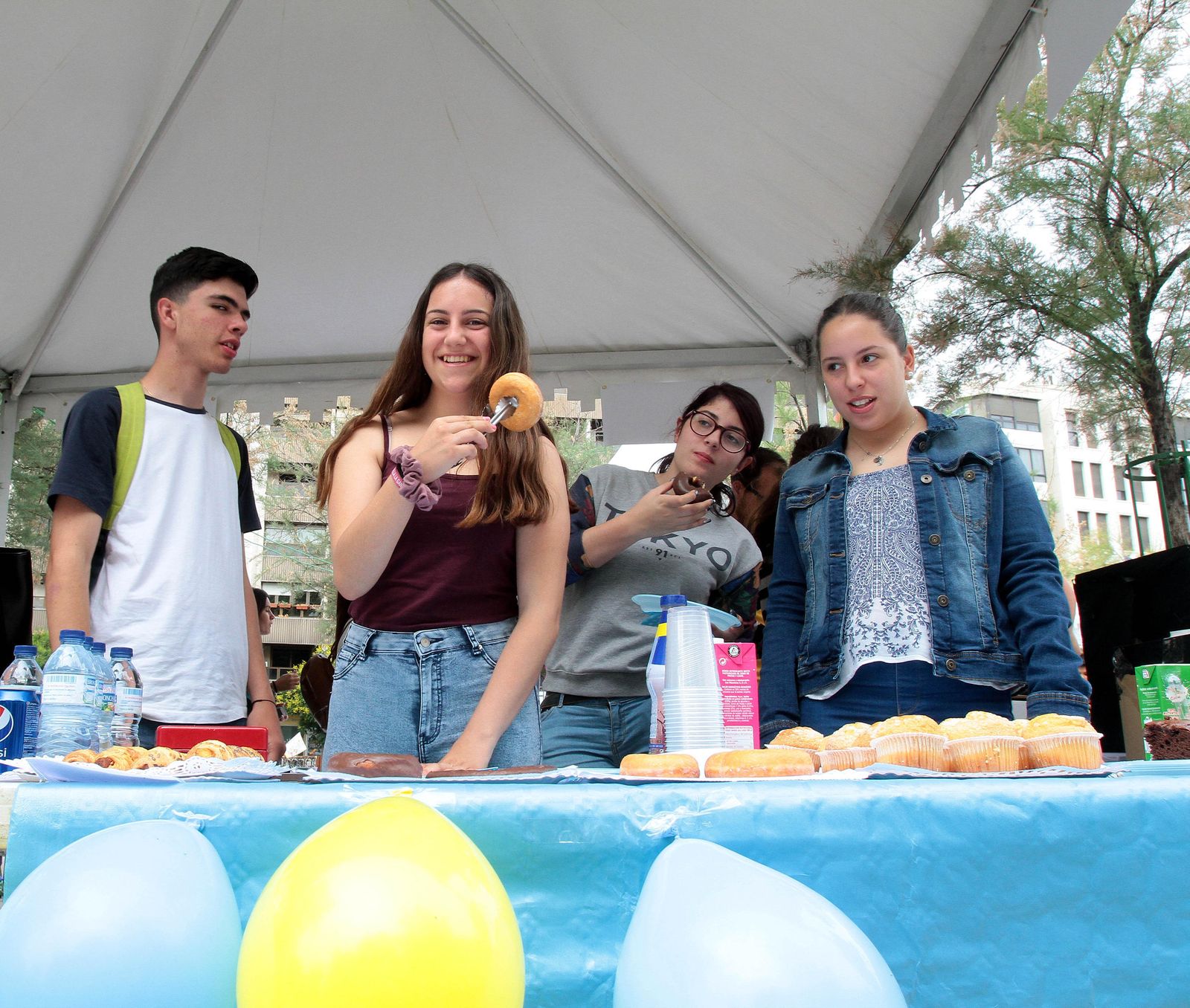 Las jóvenes del IEs Puerta del Mar trasladaron su empresa de dulces a Puerta Real.