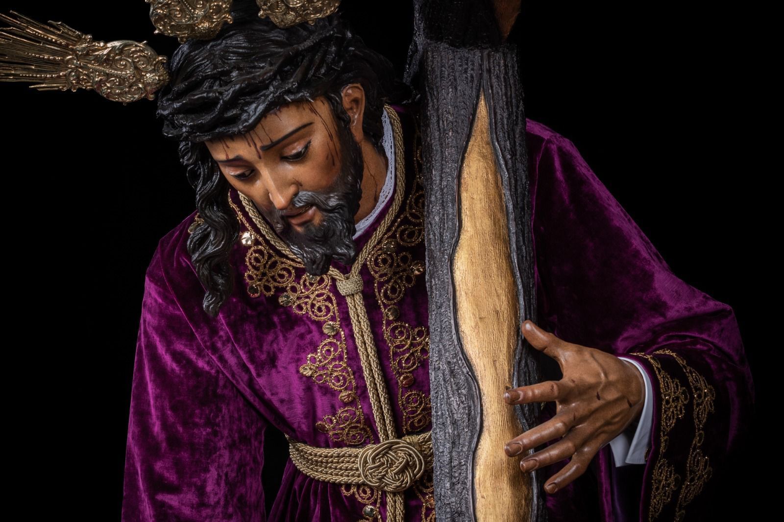 El Santísimo Cristo de las Tres Caídas con su nueva túnica bordada por 'Paquili'