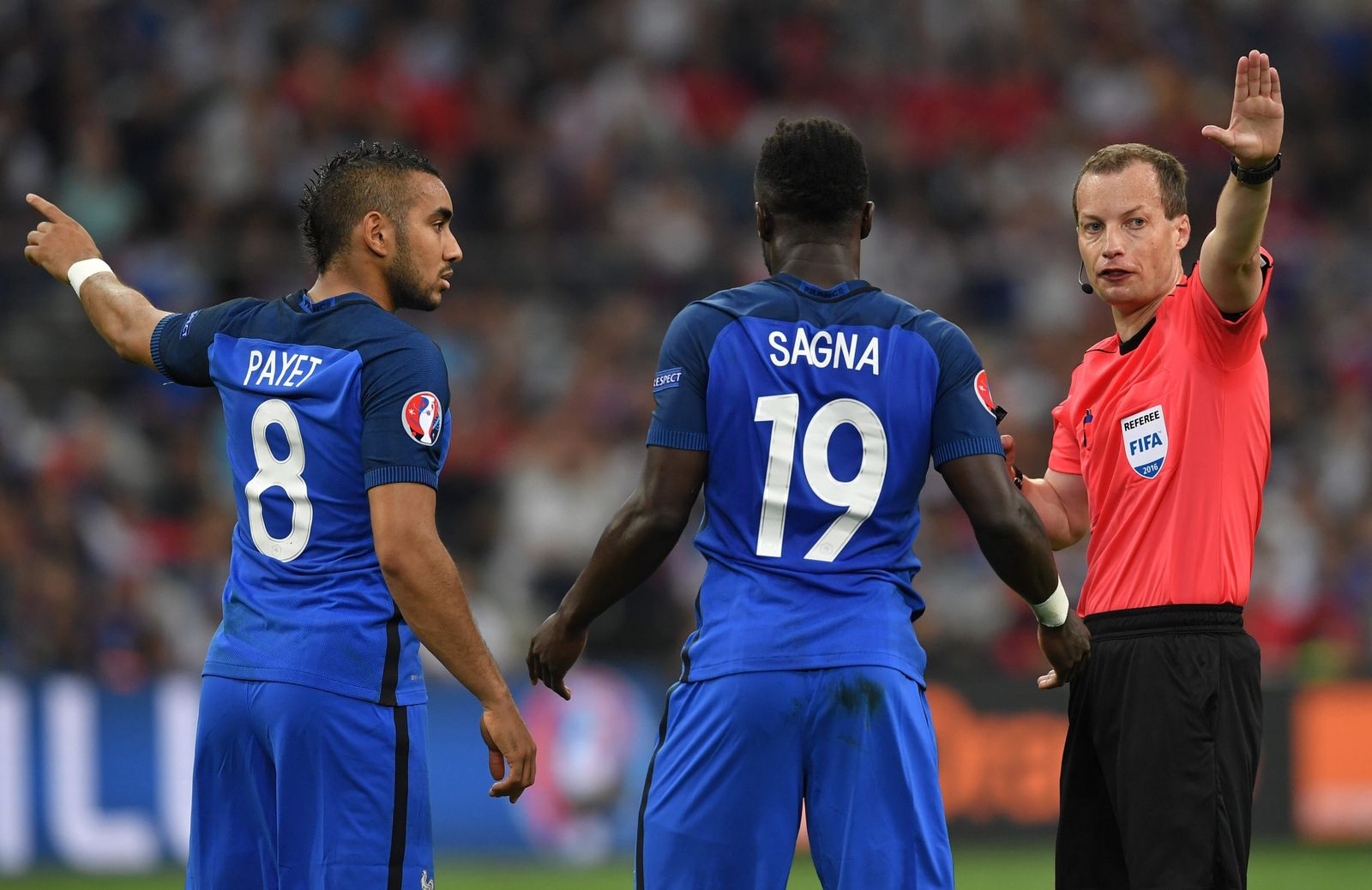 Collum, con Sagna y Payet en un partido internacional.