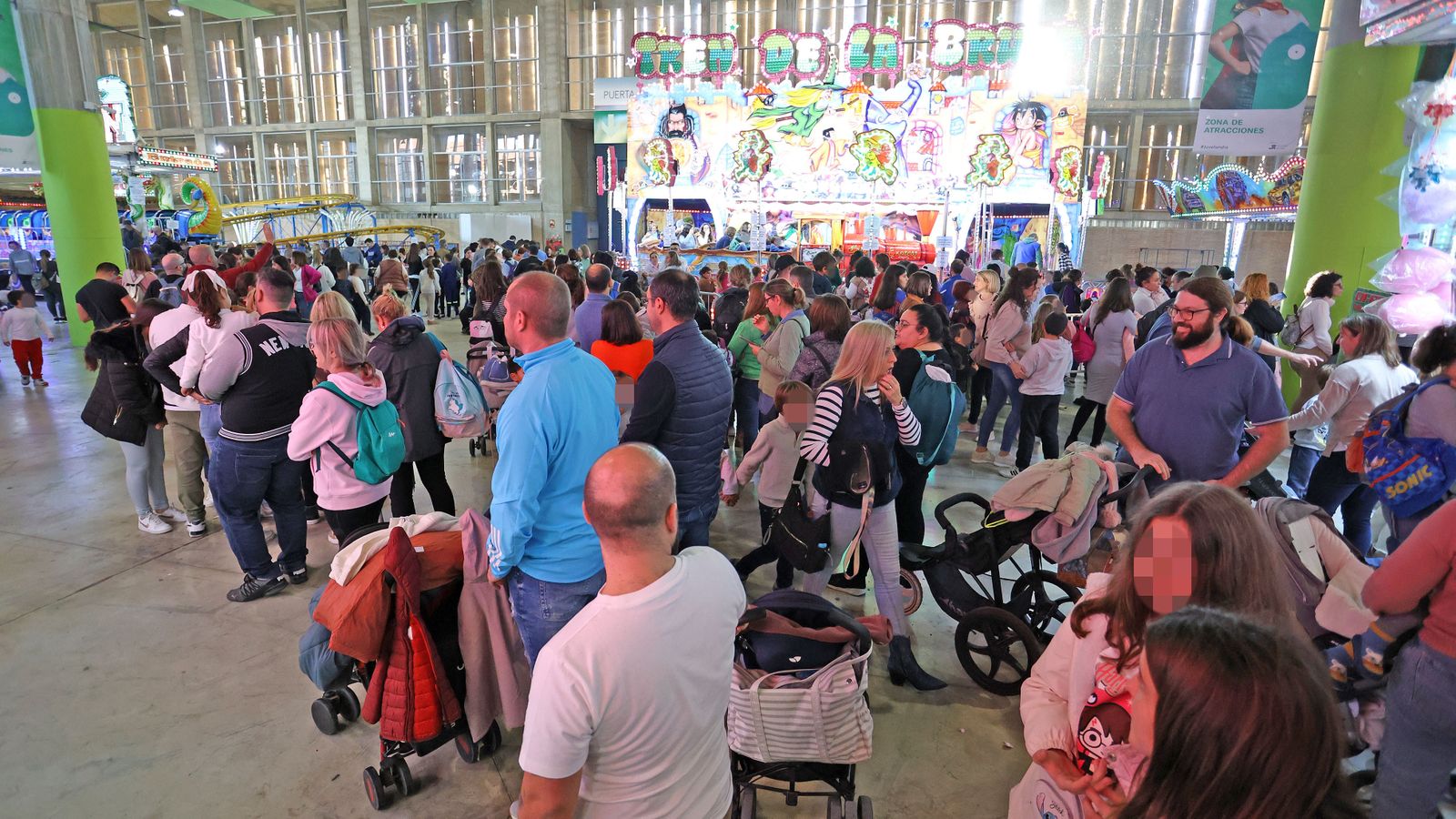 Colas en las atracciones de Juvelandia.