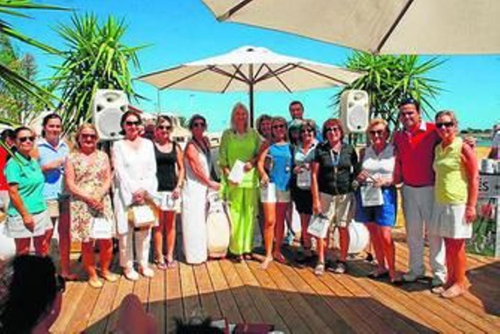 El ganador absoluto, Juan Miguel García, recibe su premio.