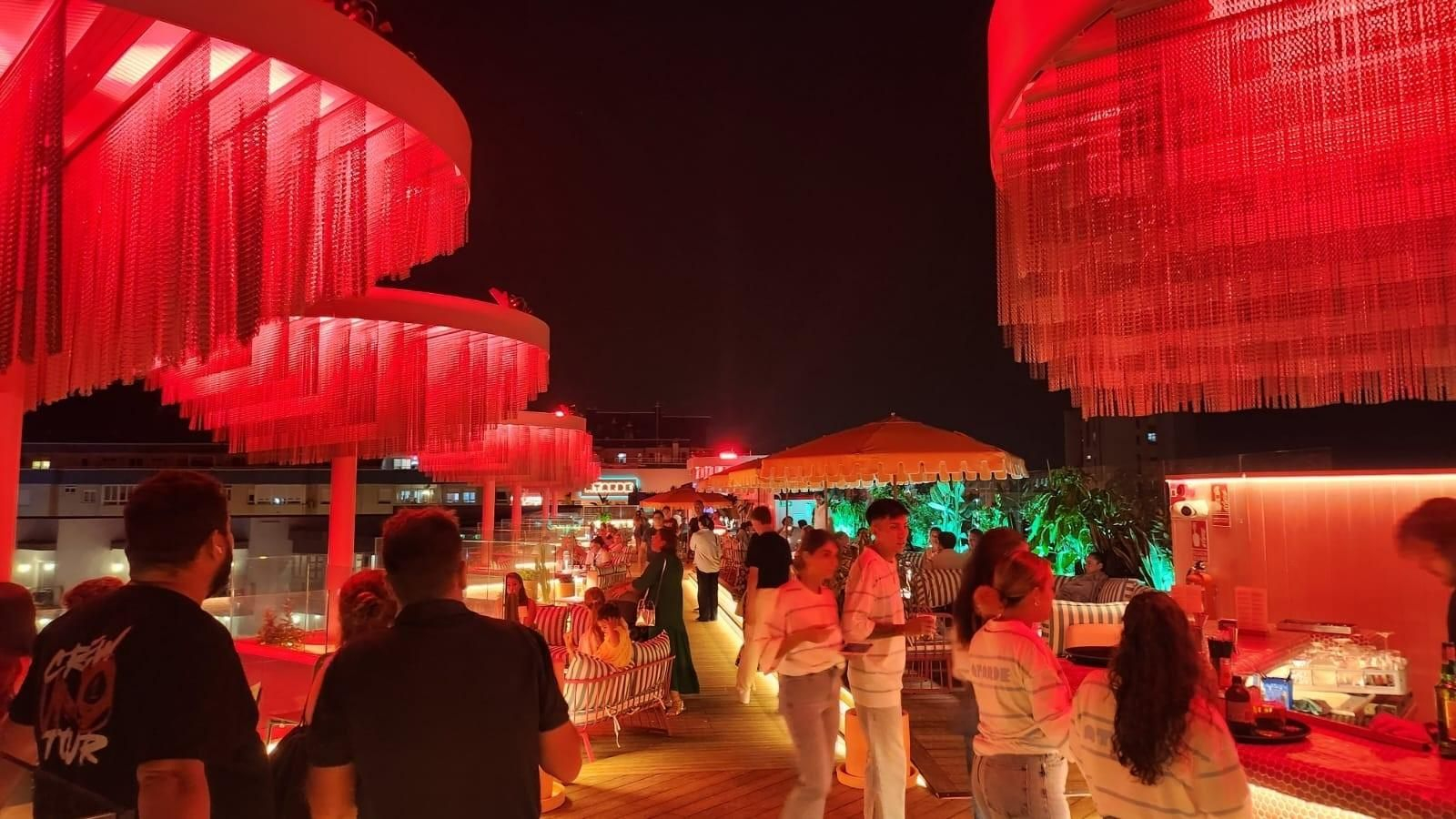 Una imagen del día de apertura del bar visual 'Atarde', en la azotea del Hotel Q.