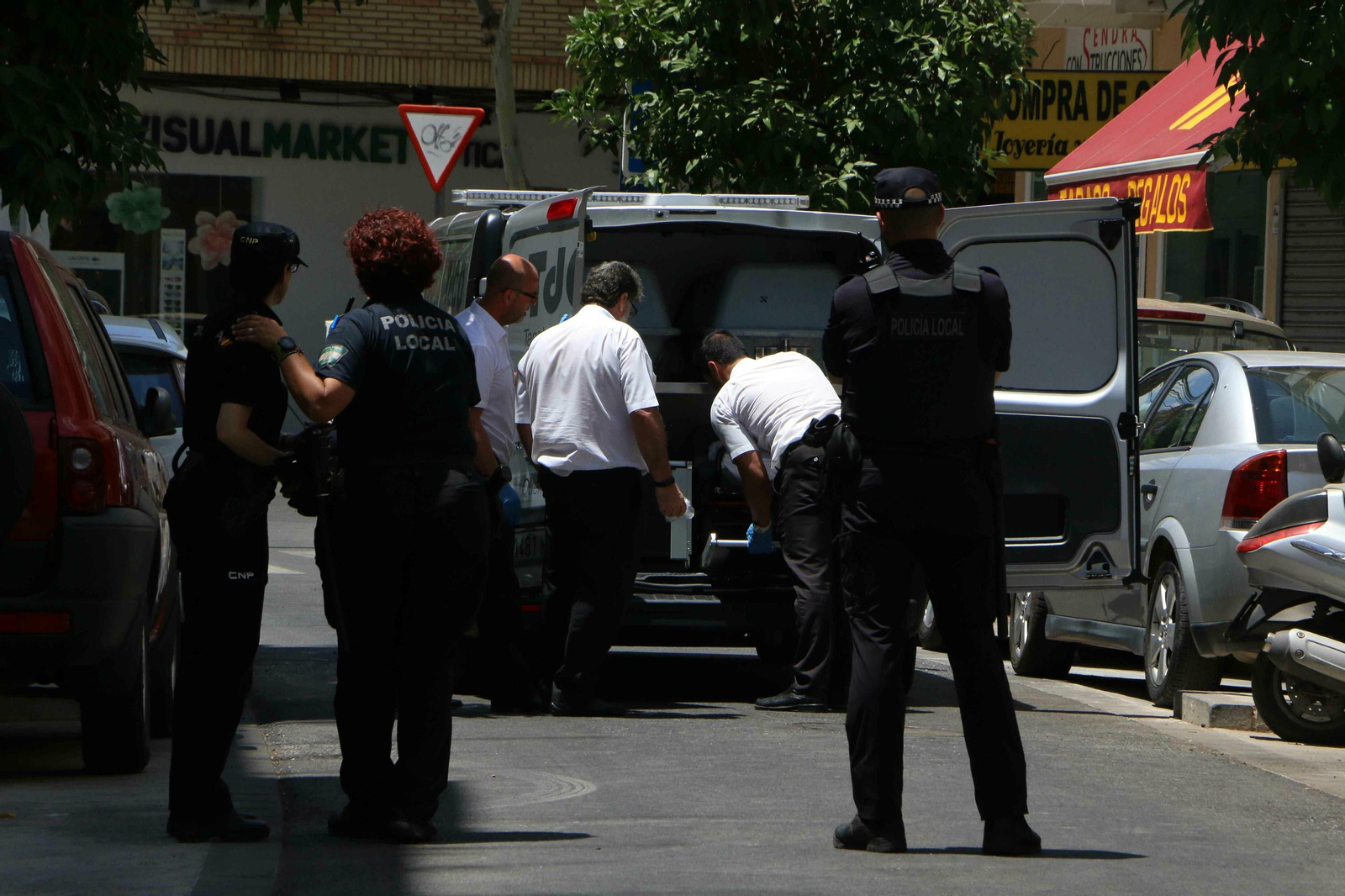 Trabajadores del tanatorio meten en un furgón uno de los cuerpos del crimen de Valdeolleros.
