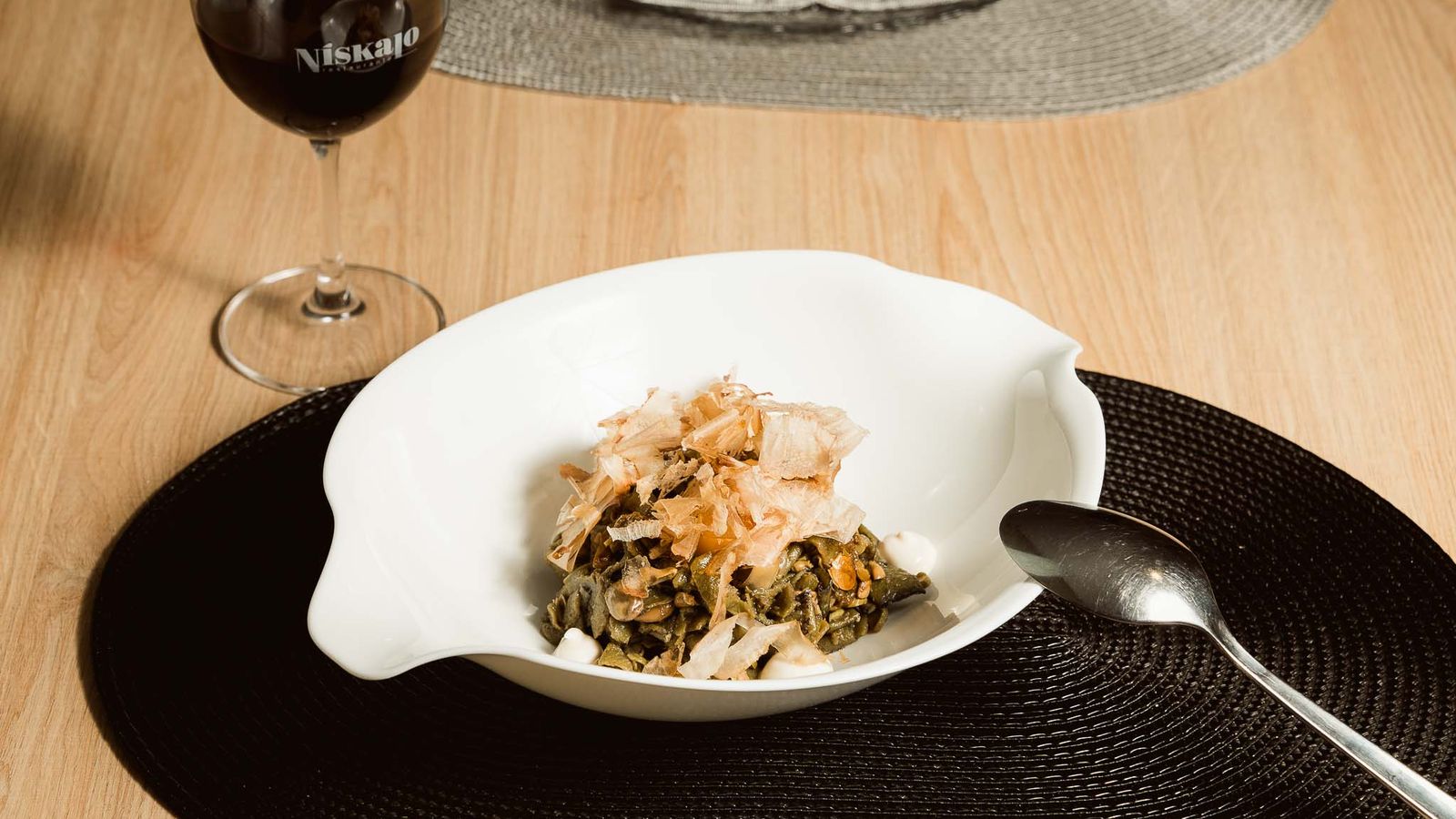 Habas guisadas, caldo Dashi, emulsión de vainilla, yema de huevo curada en salsa Teriyaki y Katsubushi