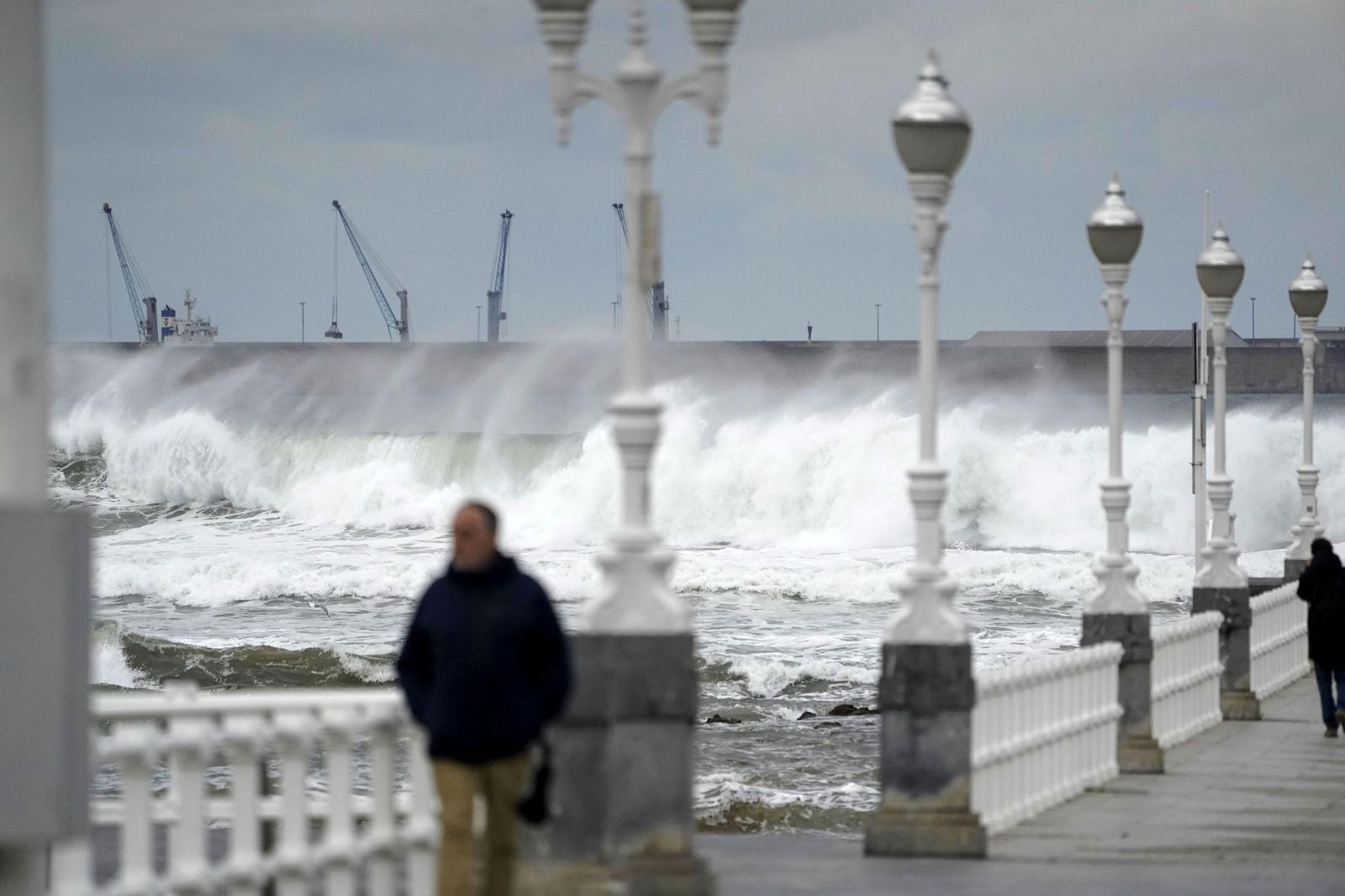 Las impresionantes olas que provoca Herminia en la costa norte de España