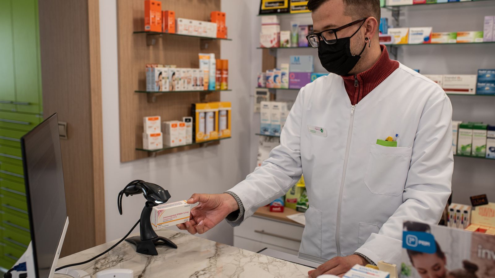 Dispensación de la píldora del día después en una farmacia de Huelva.