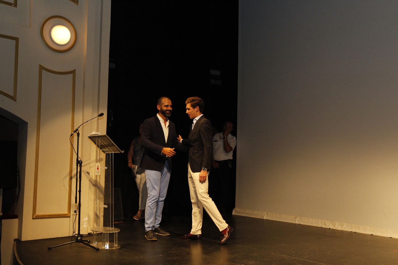 Fotogalería entrega capote de paseo al torero Ginés Marín. Feria de Almería 2019