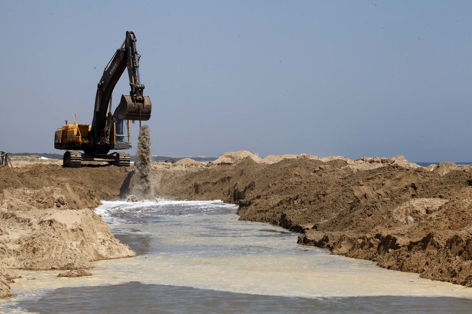 El inicio de los trabajos de regeneración de la arena en la playa de El Portil
