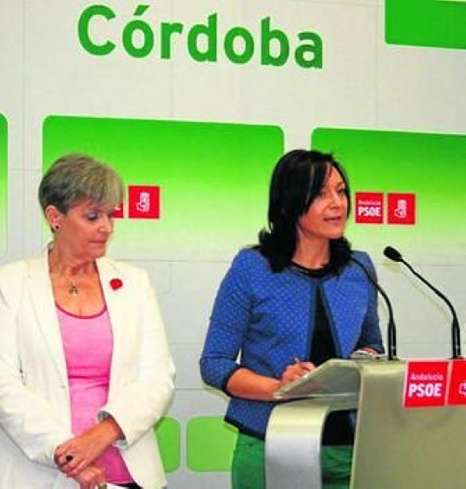 Araceli Carrillo y Rafaela Crespín, ayer en la sede del PSOE.