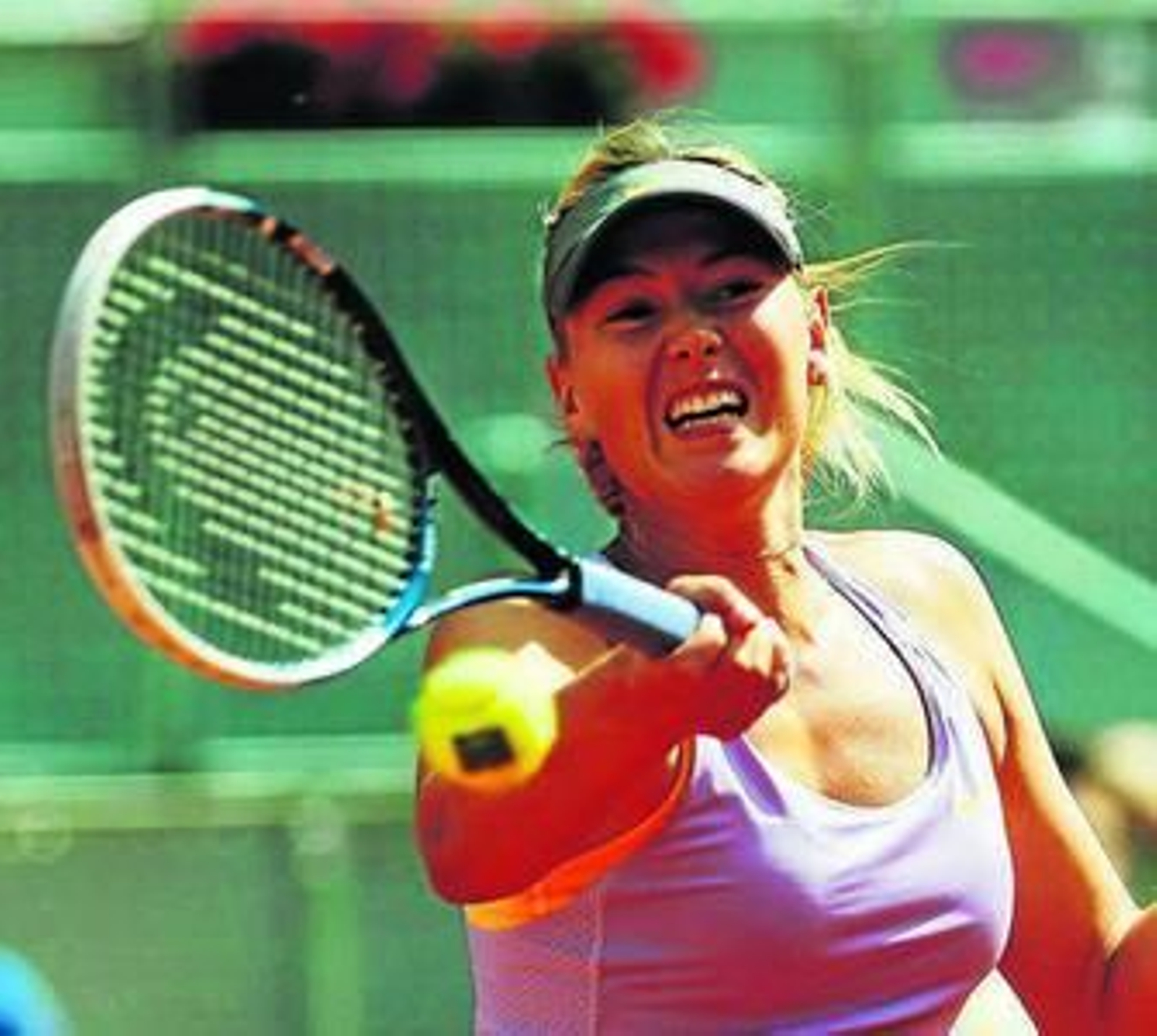 Maria Sharapova devuelve la pelota a su rival.