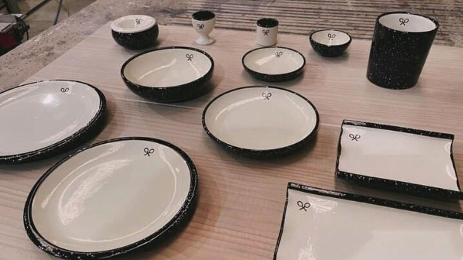 Han cuidado cada detalle al máximo, como su vajilla, que lleva el popular logo de la firma