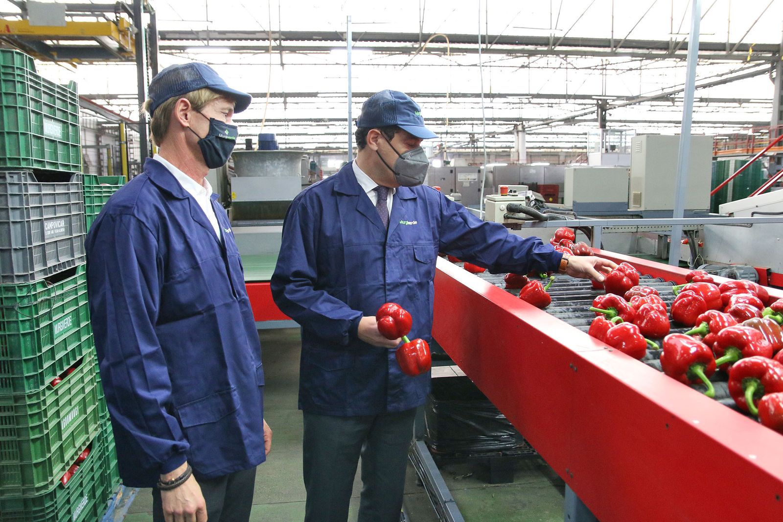 Fotogalería Juanma Moreno visita la cooperativa Murgiverde