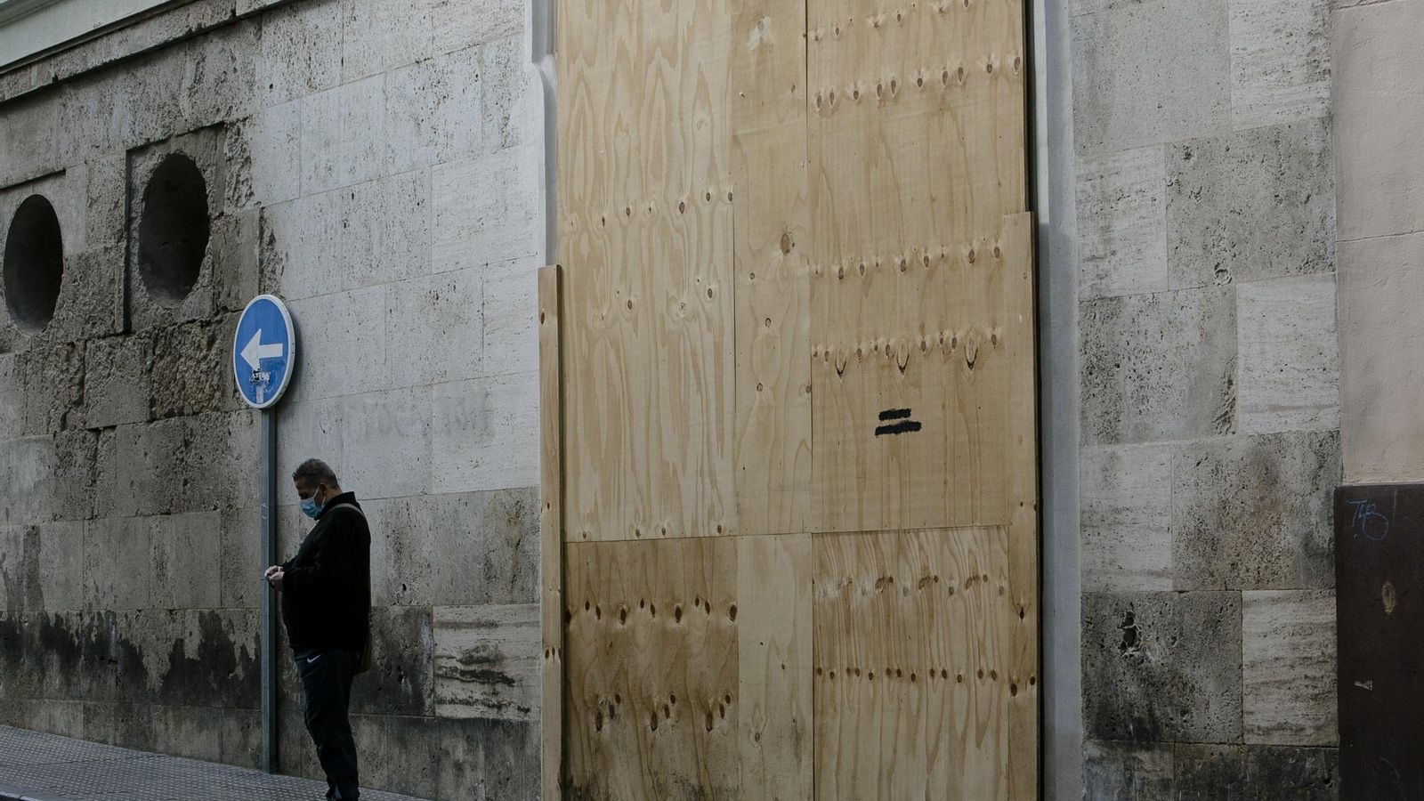 Acceso de la iglesia de San Juan de Dios sellado mientras se restaura la puerta.