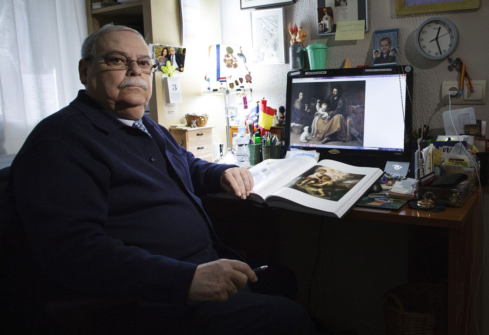 El ex director del Bellas Artes Enrique Pareja, en el despacho de su casa.