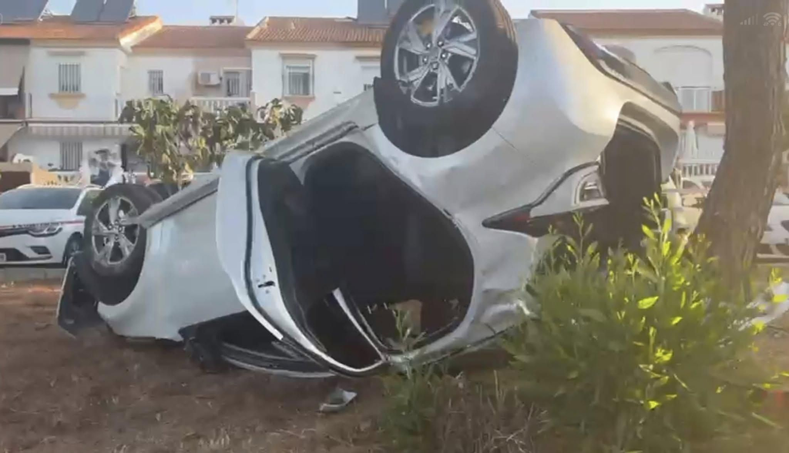 Estado en el que quedó el coche volcado en Mazagón.