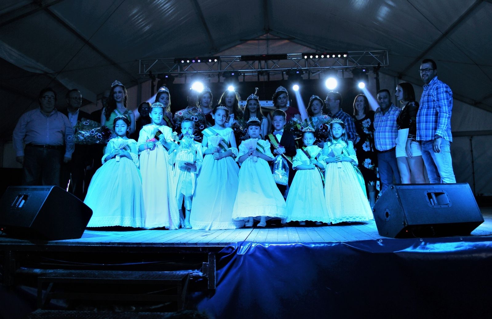 José Galdeano hizo entrega de una placa conmemorativa a la vecina homenajeada.