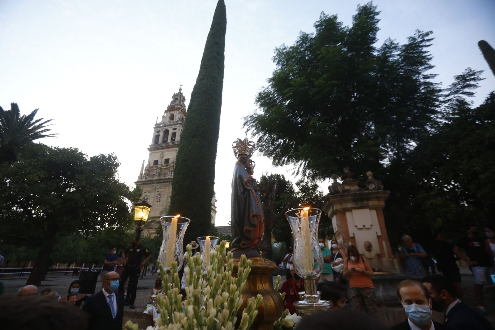 El vía lucis con la Virgen de la Fuensanta en el Patio de los Naranjos, en imágenes