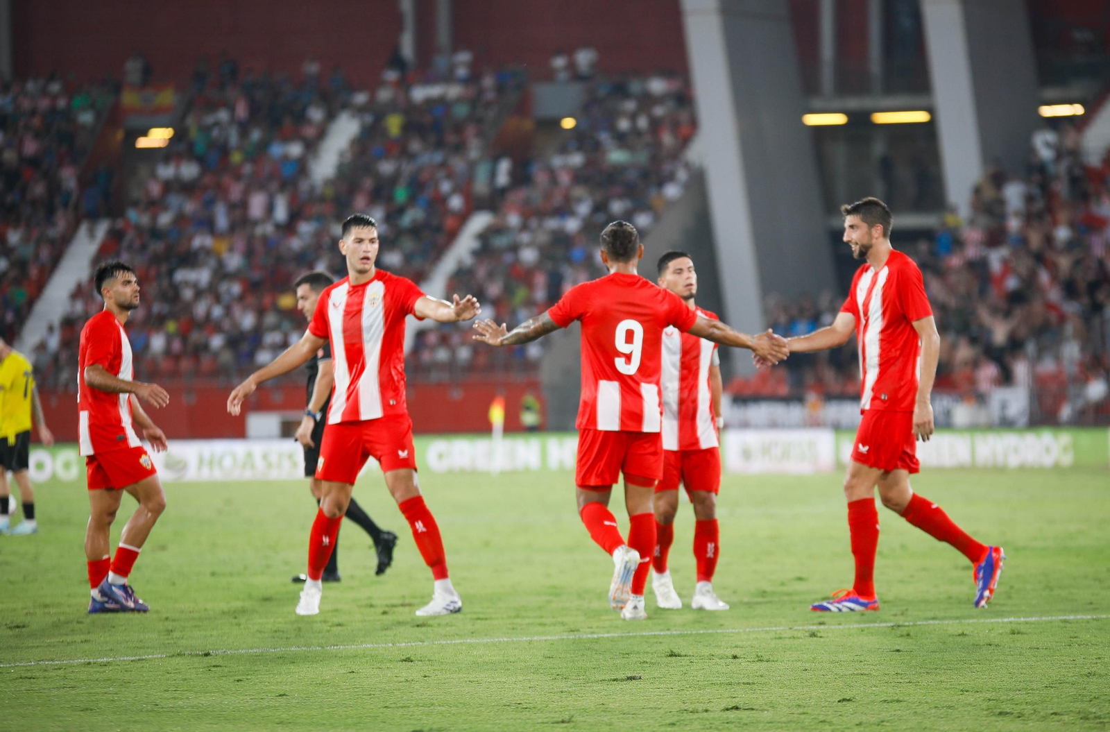 Los rojiblancos celebran uno de los goles en el Trofeo Memorial Juan Rojas.