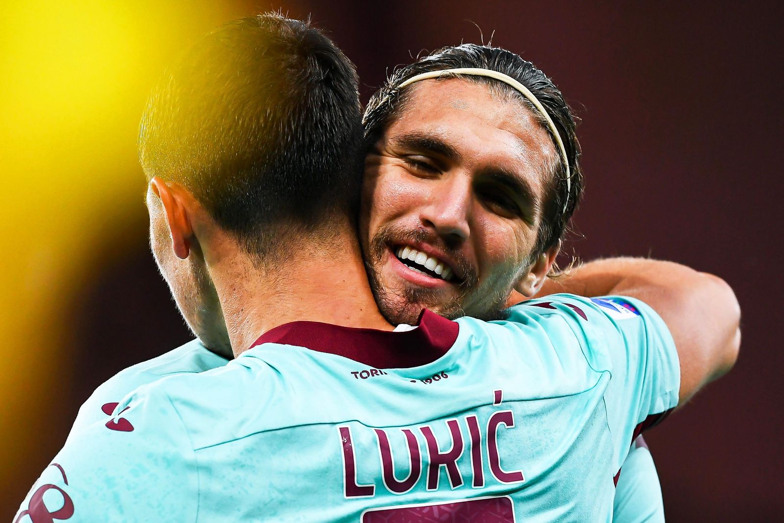Lyanco abraza a Lukic en un partido del Torino.