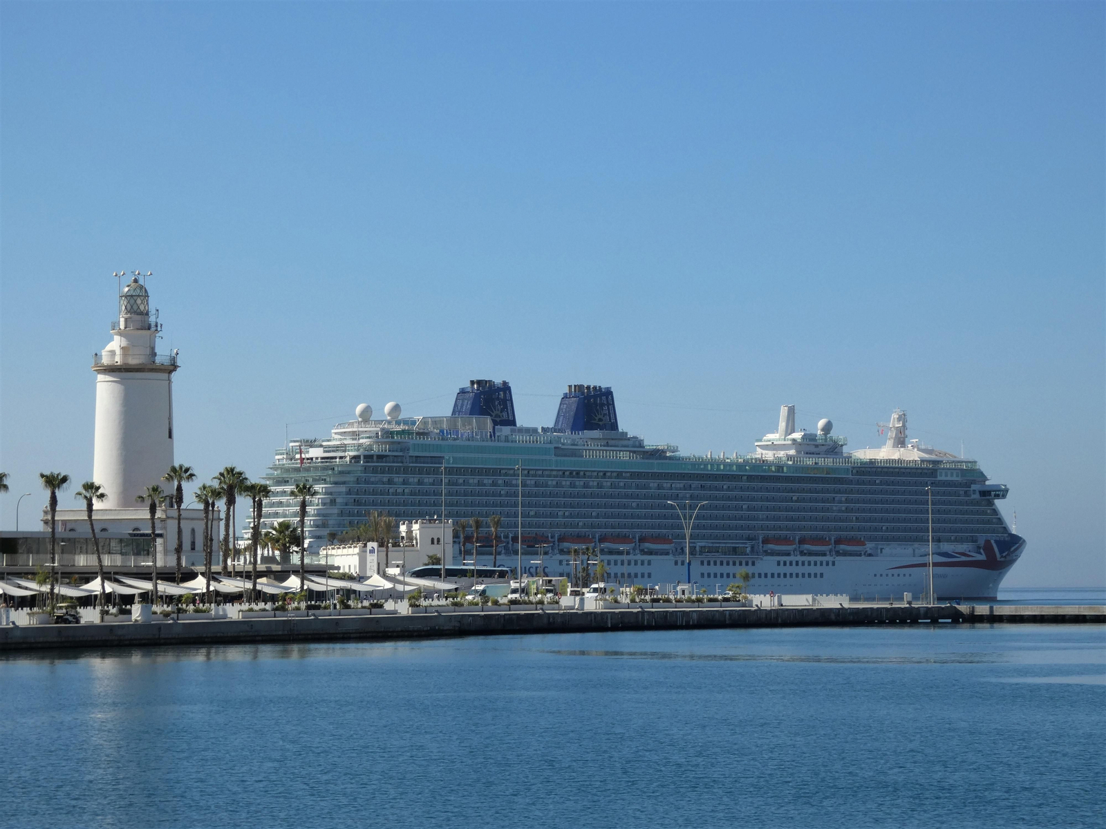 Buque de crucero ‘Britannia’ atracado en el puerto Málaga.