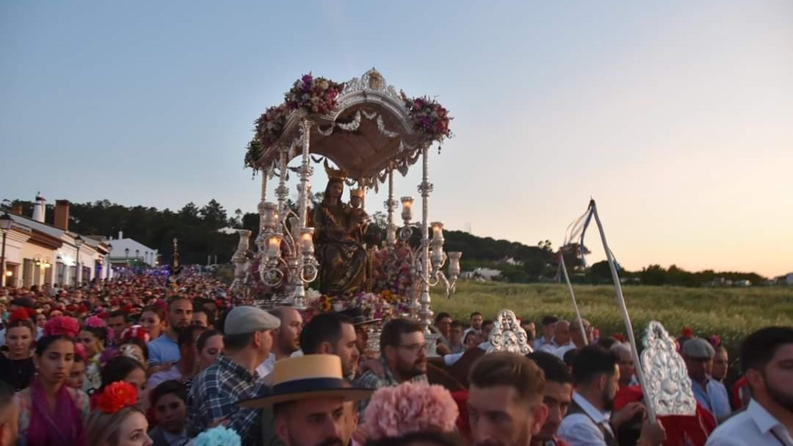 La Virgen de la Bella emprendiendo su camino de vuelta La Virgen de la Bella emprendiendo su camino de vuelta