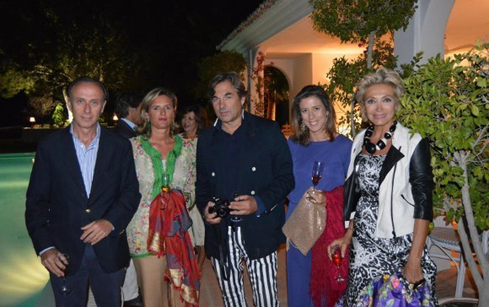 Jaime Tovar, Ana Chico de Guzmán March, Hubertus de Hohenlohe, Carmen del Valle y Simonga Gandolfi, en el acceso al Cortijo de Las Monjas.  Foto: Ignacio Casas de Ciria