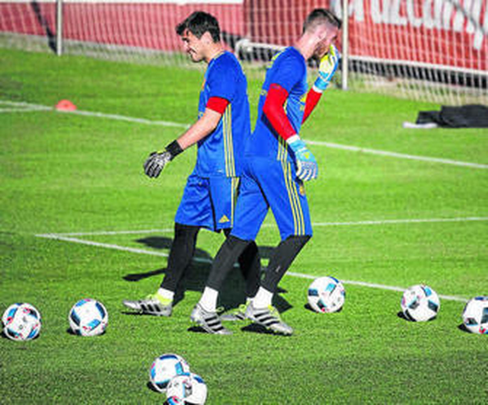 Casillas y De Gea se cruzan en un reciente entrenamiento realizado por la selección en Las Rozas.