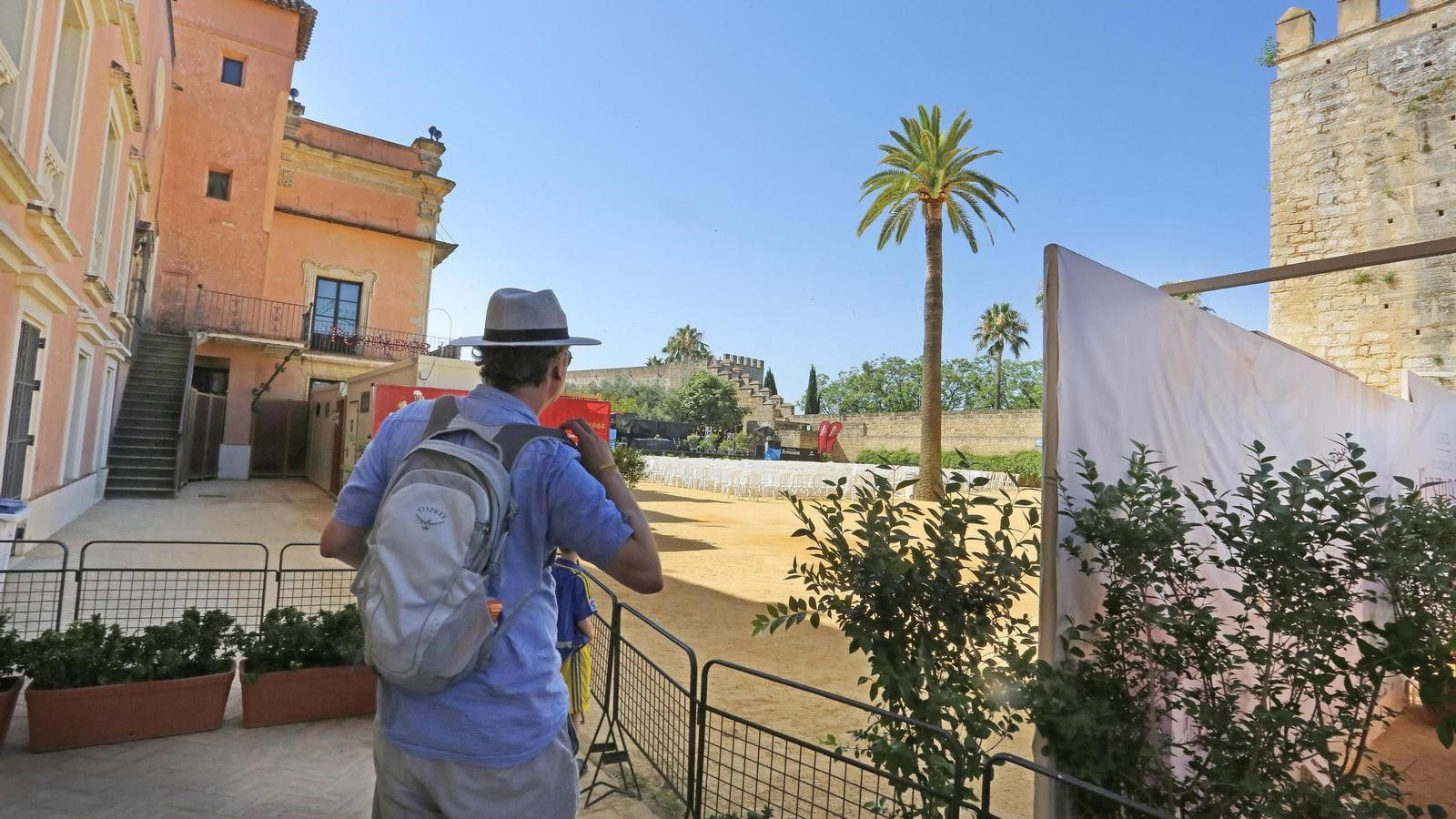 Un turista en el Alcázar de Jerez.