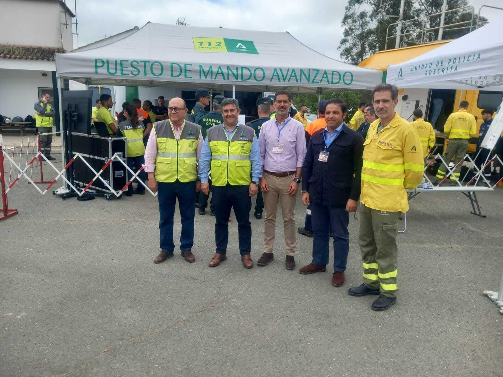 El Jefe de Servicio de Protección Civil de la Delegación del Gobierno, José Luis Leandro; el delegado del Gobierno, José Manuel Correa; el alcalde de Niebla, Joaquín Molina; el delegado de Sostenibilidad, Pedro Yórquez; y el director de Infoca en Huelva, Alejando López. El Jefe de Servicio de Protección Civil de la Delegación del Gobierno, José Luis Leandro; el delegado del Gobierno, José Manuel Correa; el alcalde de Niebla, Joaquín Molina; el delegado de Sostenibilidad, Pedro Yórquez; y el director de Infoca en Huelva, Alejando López.