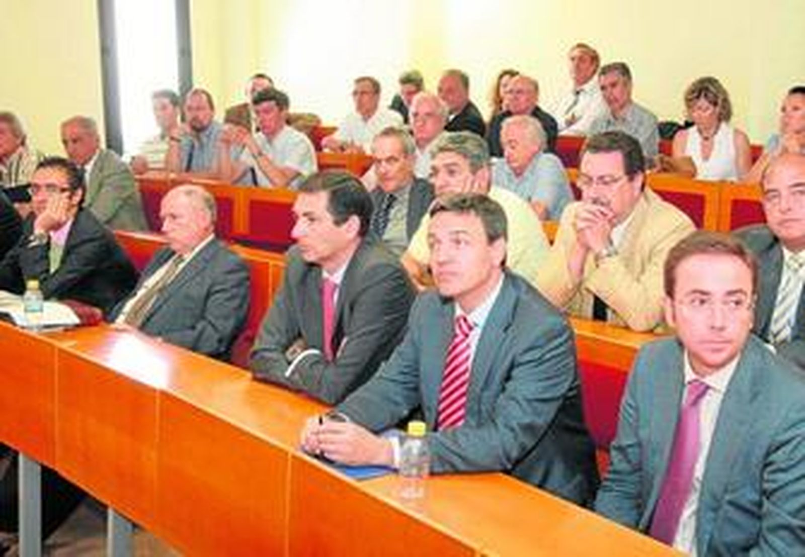 Asistentes a la jornada técnica sobre el agua y la industria celebrada ayer en Huelva en la sede de la Federación Onubense de Empresarios..