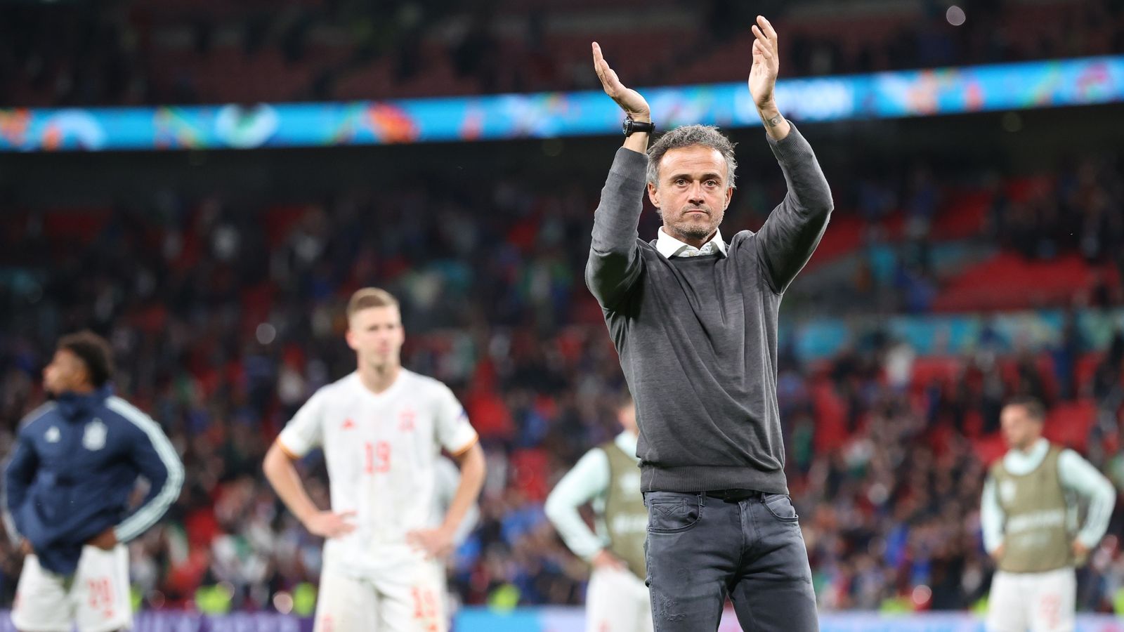 Luis Enrique aplaude a la afición española en Wembley.