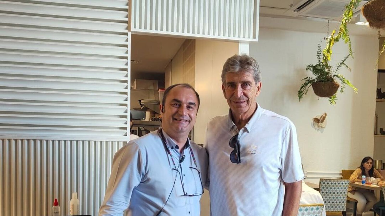 El técnico bético junto a Narciso López, jefe de sala