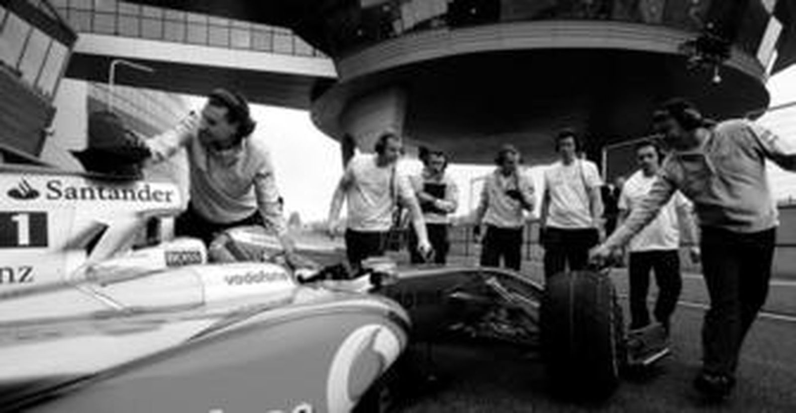 Varios mecánicos de  McLaren durante los entrenamientos de la firma en el Circuito de Jerez, en una imagen de archivo.