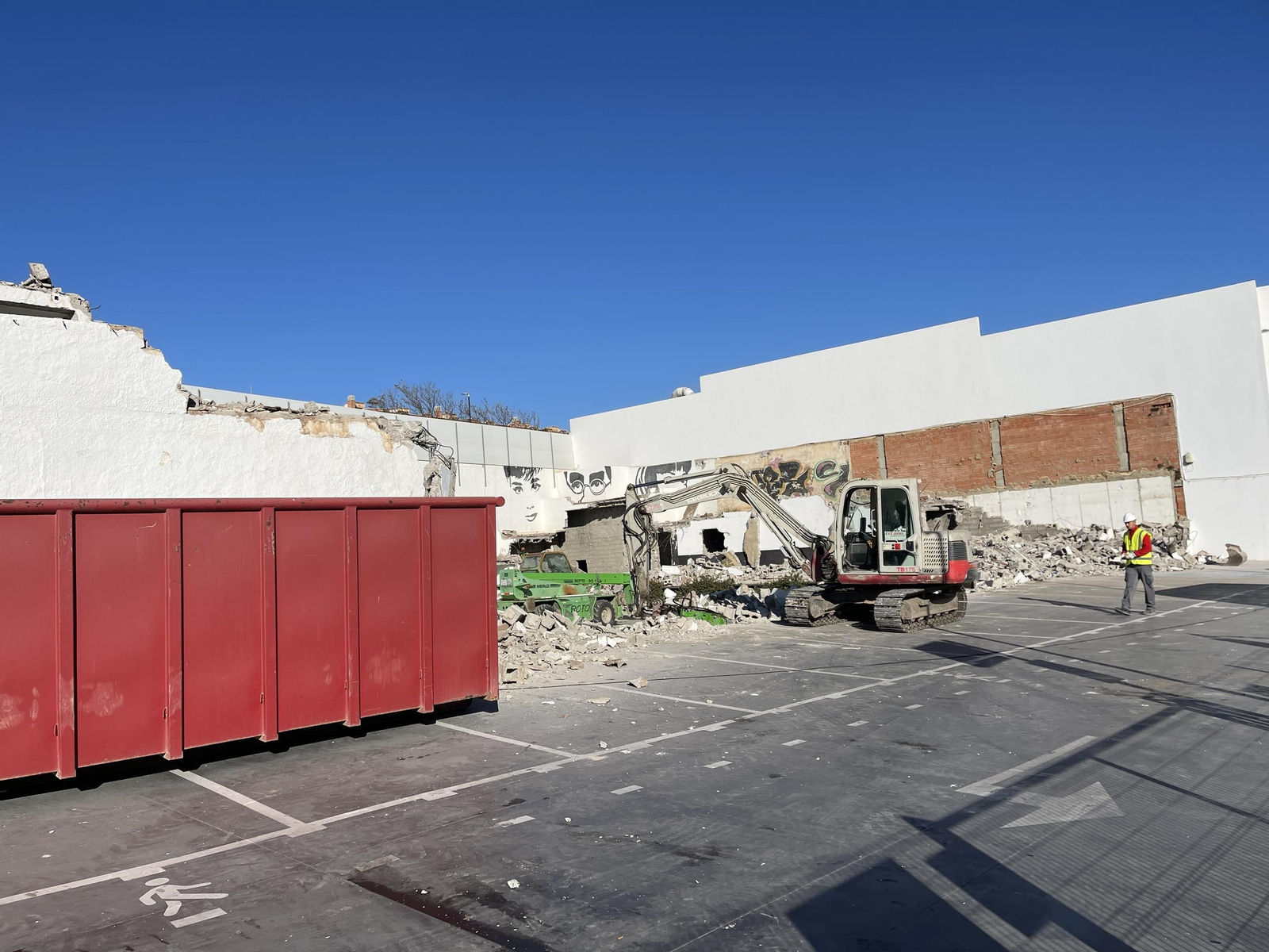 Las imágenes de la demolición del cine Tenis de Garrucha
