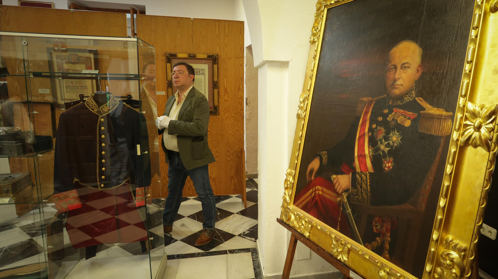 Imágenes de objetos personales de Miguel Primo de Rivera en el Museo Arqueológico de Jerez